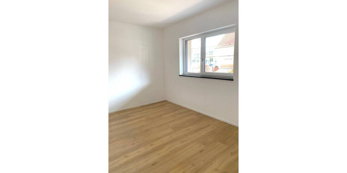 FÜ: Erstbezug! Schöne, helle 2-Zi-Whg (1.OG) mit EBK, Balkon, Aufzug + TG-Stellplatz 2 zimmer