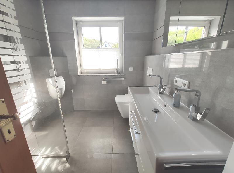 Zweifamilienhaus in Ortsrandlage mit Doppelgarage, Pool und gehobener Ausstattung 8 zimmer