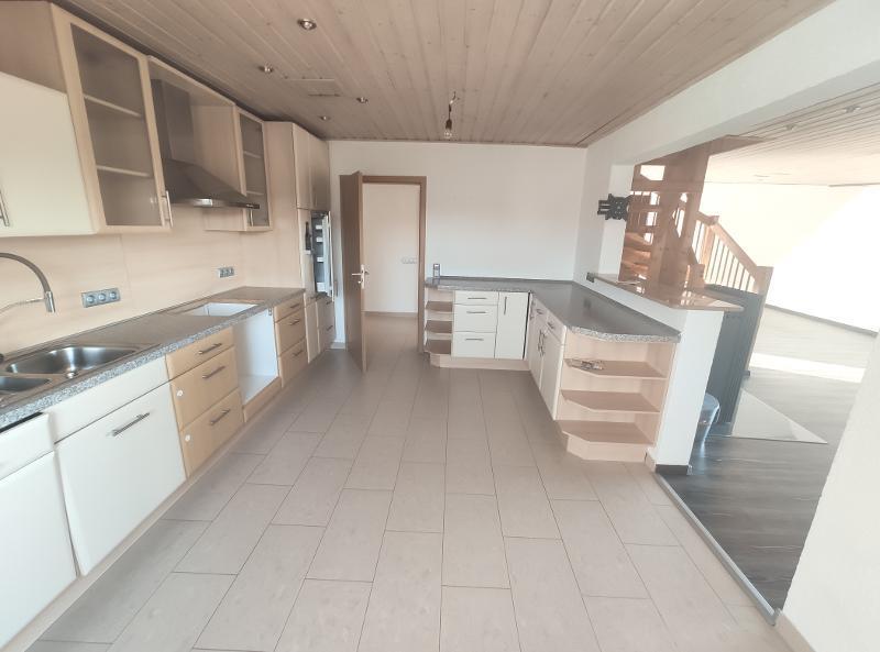 Große Maisonette mit Klimaanlagen (aktuell in 2 Wohnungen unterteilt) mit 2 Balkonen, 2 Einbauküchen und 2 Stellplätzen 5 zimmer